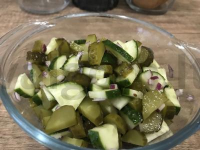 Salotas su raudonuoju svogūnu, marinuotais ir šviežiais agurkais Žingsnis 4