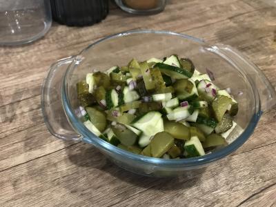 Salotas su raudonuoju svogūnu, marinuotais ir šviežiais agurkais pagrindine nuotrauka