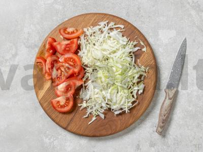 Vasaros kopūstų salotos su pomidorais Žingsnis 1