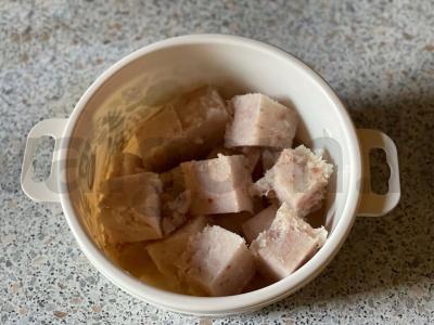 Menkių kotletai su svogūnais ir morkomis Žingsnis 1