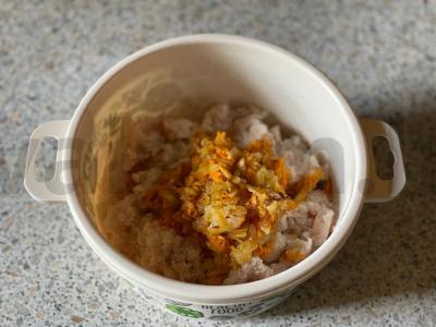 Menkių kotletai su svogūnais ir morkomis Žingsnis 3