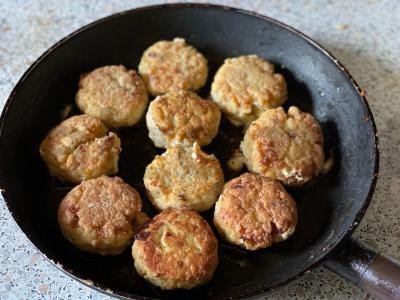 Menkių kotletai su svogūnais ir morkomis Žingsnis 7