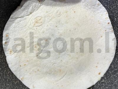 Tortilija su kiaušiniu, kumpiu ir sūriu greitam pusryčiui Žingsnis 5