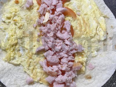 Tortilija su kiaušiniu, kumpiu ir sūriu greitam pusryčiui Žingsnis 8