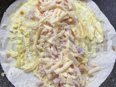 Tortilija su kiaušiniu, kumpiu ir sūriu greitam pusryčiui Žingsnis 9