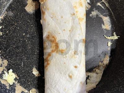 Tortilija su kiaušiniu, kumpiu ir sūriu greitam pusryčiui Žingsnis 10