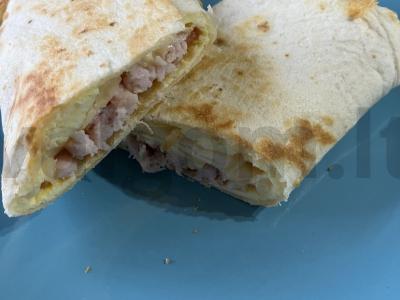 Tortilija su kiaušiniu, kumpiu ir sūriu greitam pusryčiui pagrindine nuotrauka