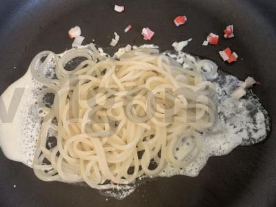 Makaronai su krabų lazdelėmis Žingsnis 4