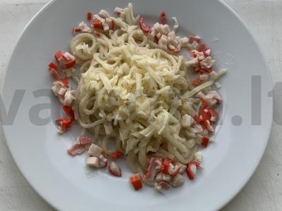 Makaronai su krabų lazdelėmis pagrindine nuotrauka