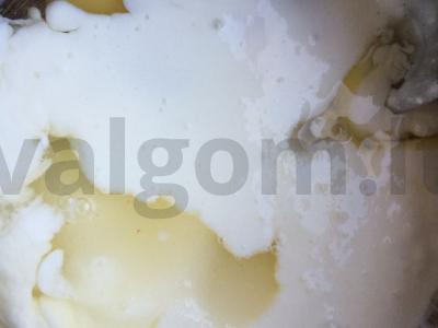 Kreminiai blynai su citrininiais grietinėlėmis ir braškėmis Žingsnis 1