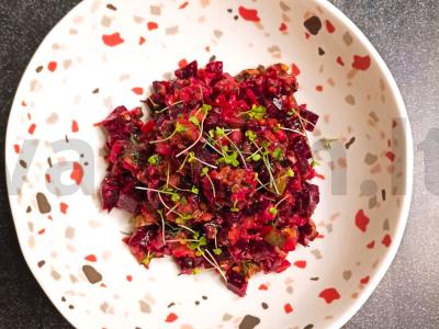 Skanus salotas su silkėmis pomidoruose pagrindine nuotrauka