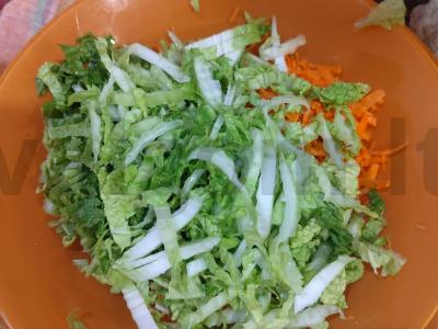 Aštrus salotas su korėjietiškų salotų prieskoniu Žingsnis 2