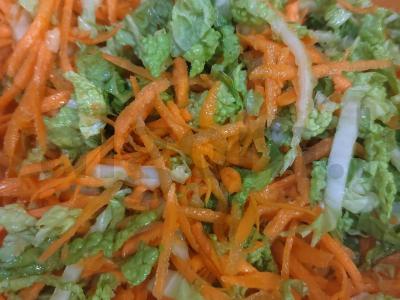 Aštrus salotas su korėjietiškų salotų prieskoniu pagrindine nuotrauka