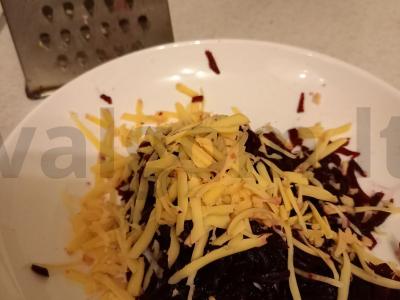 Salotas „Nauda“ su virtomis burokėliais ir varškės sūriu Žingsnis 2