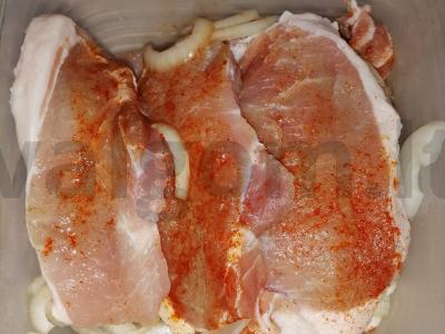 Kiaulienos steikai po sūrio plutele Žingsnis 1