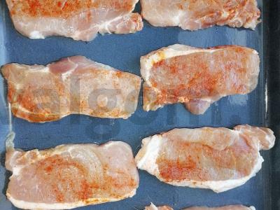 Kiaulienos steikai po sūrio plutele Žingsnis 2