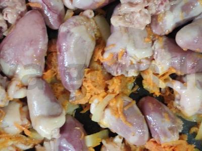 Troškinti vištienos širdelės grietinėje Žingsnis 2