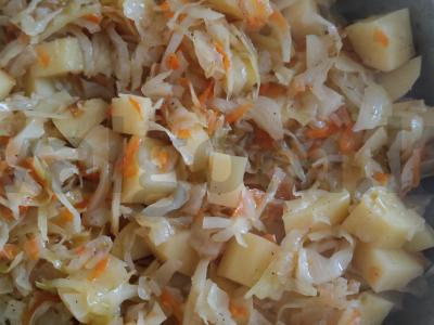 Troškinta kopūstai su bulvėmis pagrindine nuotrauka