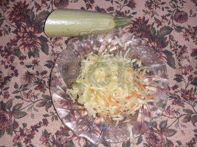 Salotos su cukinija ir marinuotais kopūstais Žingsnis 2