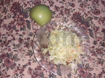 Salotos su cukinija ir marinuotais kopūstais Žingsnis 3