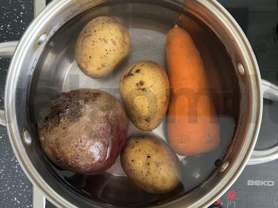 Klasikinis salotos „Po kailiu“ su konservuota silkė Žingsnis 1