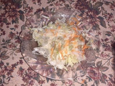 Salotos su cukinija ir marinuotais kopūstais pagrindine nuotrauka