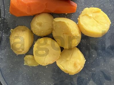 Klasikinis salotos „Po kailiu“ su konservuota silkė Žingsnis 2