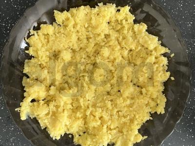 Klasikinis salotos „Po kailiu“ su konservuota silkė Žingsnis 3