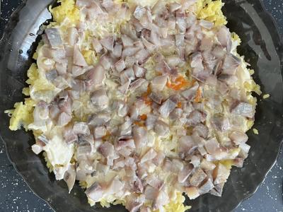 Klasikinis salotos „Po kailiu“ su konservuota silkė Žingsnis 5