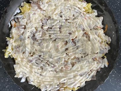 Klasikinis salotos „Po kailiu“ su konservuota silkė Žingsnis 7