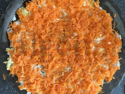 Klasikinis salotos „Po kailiu“ su konservuota silkė Žingsnis 8