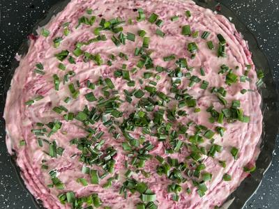 Klasikinis salotos „Po kailiu“ su konservuota silkė pagrindine nuotrauka