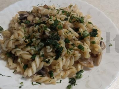 Makaronai su grybais ir svogūnais pagrindine nuotrauka