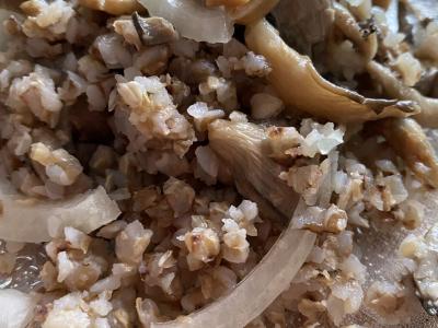 Grikių košė su grybais ir svogūnais pagrindine nuotrauka