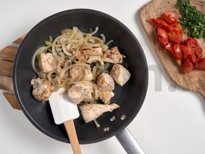 Kalakutienos guliašas su marinuotais pomidorais Žingsnis 1