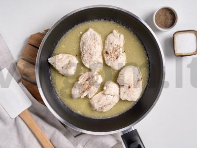 Kalakutienos filė, virta margarino su citrinos padažu Žingsnis 1