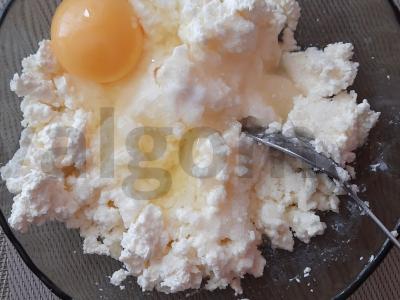 Švelniausi varškėčiai su ryžių miltais pusryčiams Žingsnis 1