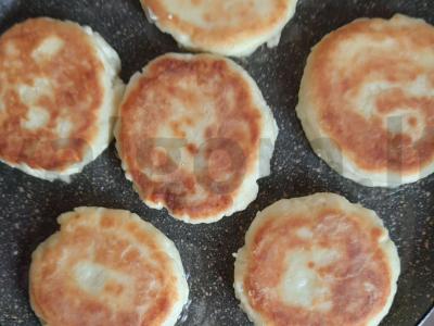 Švelniausi varškėčiai su ryžių miltais pusryčiams Žingsnis 4