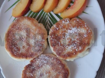 Švelniausi varškėčiai su ryžių miltais pusryčiams pagrindine nuotrauka