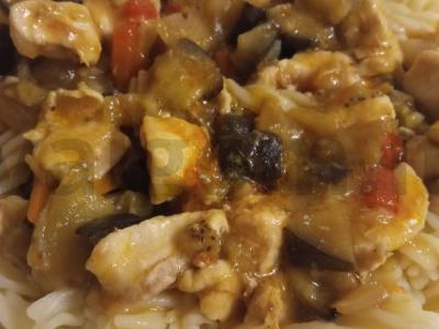 Padažas su baklažanais ir vištienos filė pagrindine nuotrauka