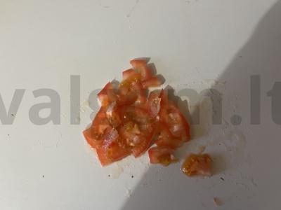 Švelnus kiaušinių omletas su pomidorais ir pupelėmis Žingsnis 1
