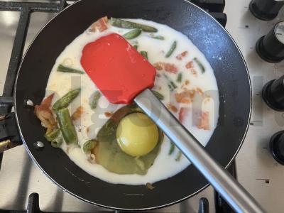 Švelnus kiaušinių omletas su pomidorais ir pupelėmis Žingsnis 3