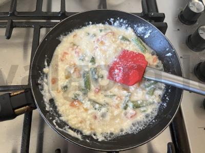 Švelnus kiaušinių omletas su pomidorais ir pupelėmis Žingsnis 4