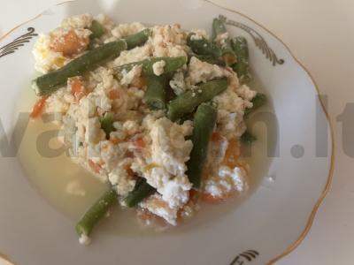 Švelnus kiaušinių omletas su pomidorais ir pupelėmis pagrindine nuotrauka