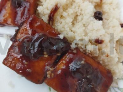 Keptas tofu sojų ir medaus padaže su lengvu česnako atspalviu pagrindine nuotrauka