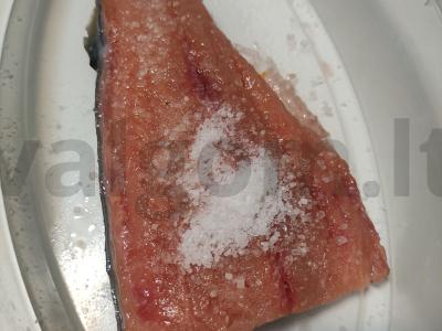 Silkė silpnai sūdyta burokėlių marinate Žingsnis 1