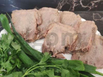 Jautienos liežuvis, paruoštas lėtoje viryklėje pagrindine nuotrauka