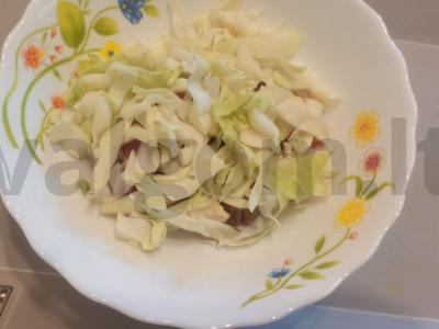 Salotas su džiovinta mėsa ir kopūstais Žingsnis 3