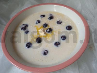 Pieninė košė iš polentos su mėlynėmis pagrindine nuotrauka