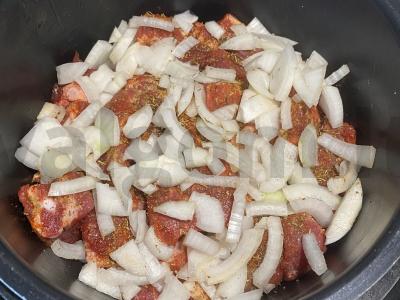 Uzbekiškas troškinys lėtoje viryklėje Žingsnis 4